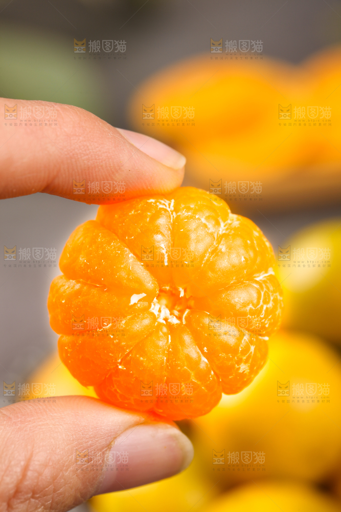 手拿剥皮的清香蜜桔