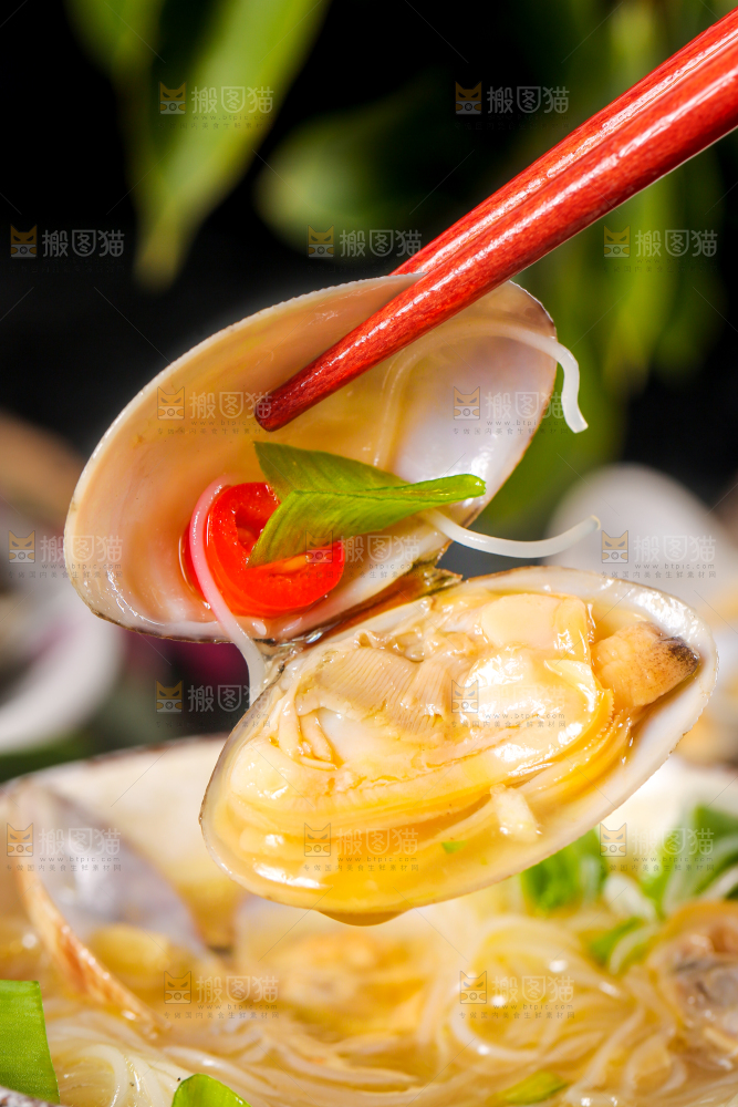 深底上放着一碗花甲粉