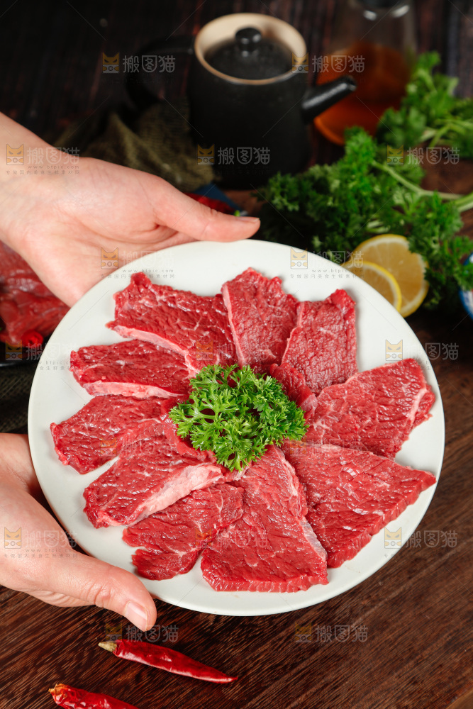 手拿一盘牛肉