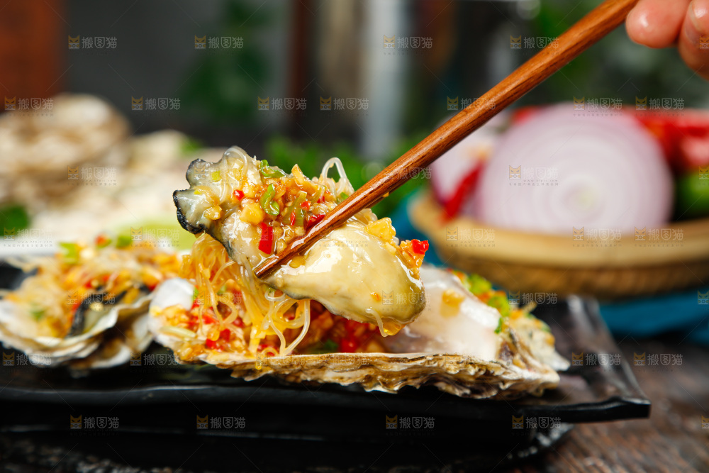 筷子夹着香辣粉丝生蚝