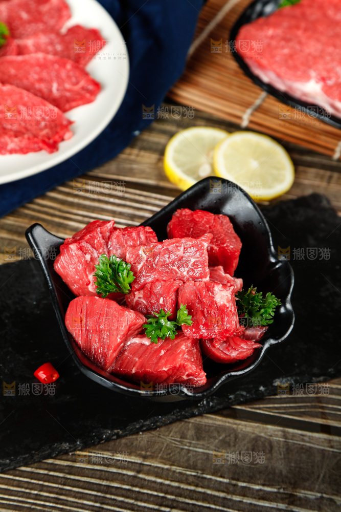 木底上放着一盘牛肉