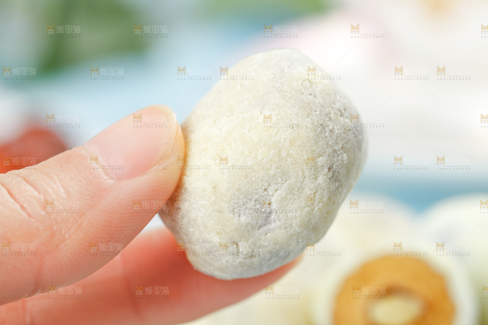手拿奶枣