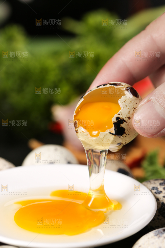 手拿鹌鹑蛋