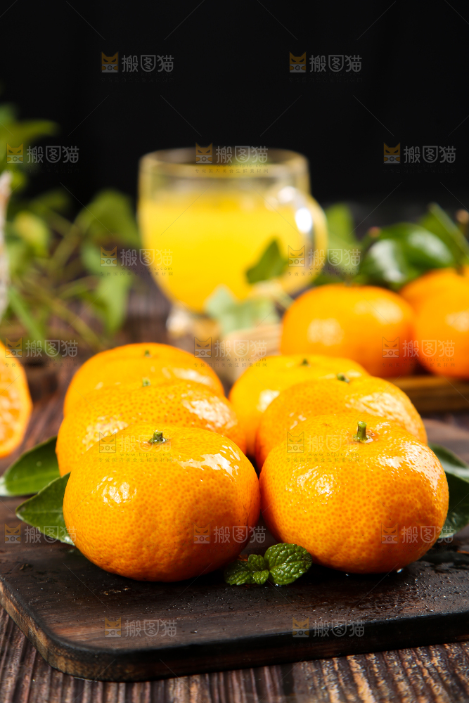 木底上的砂糖桔