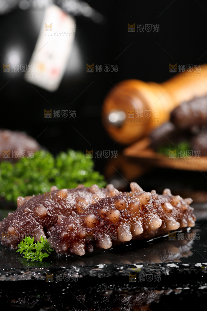 黑石板上的海参