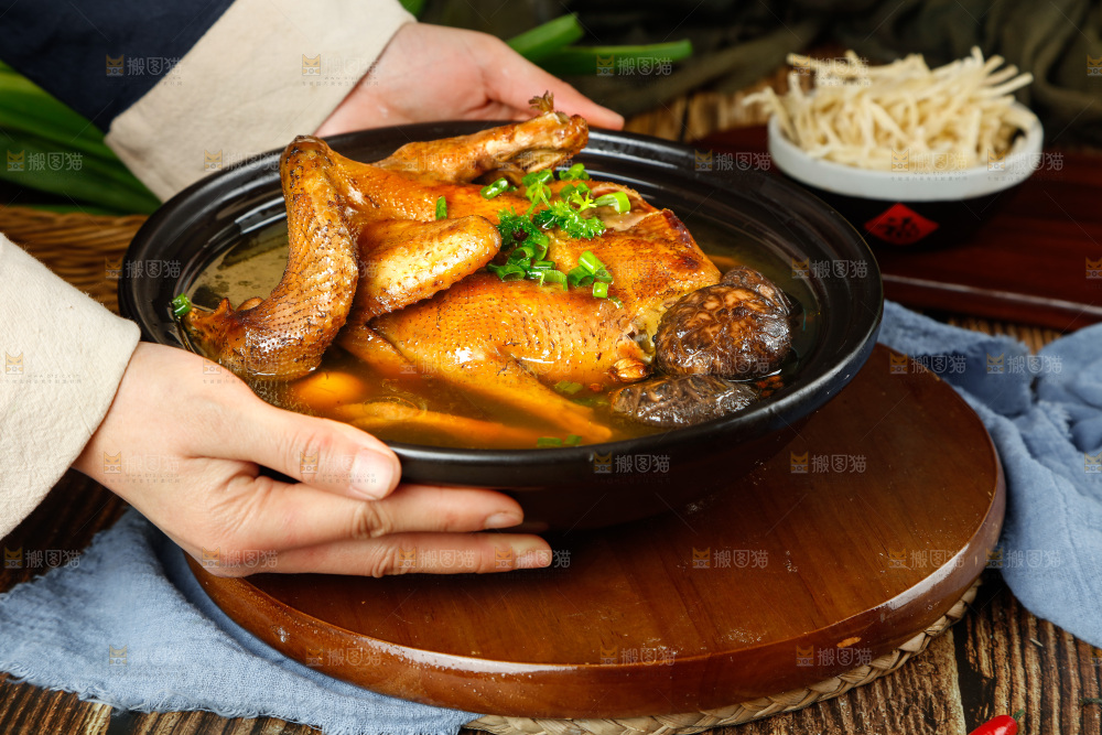 手端一碗香菇鸡汤