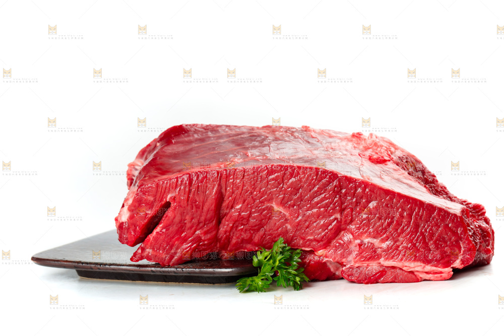 白底上放着一盘鲜牛肉