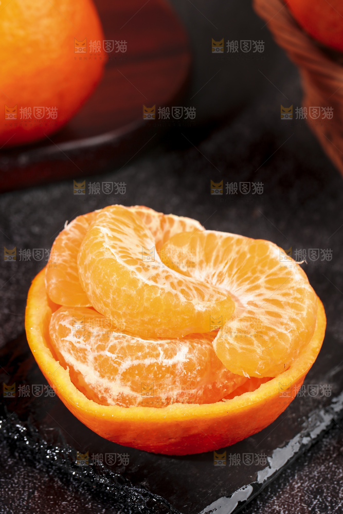 黑石板上的耙耙柑