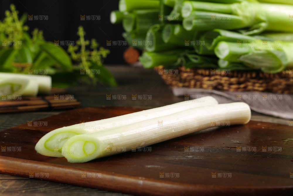 木底上放着甜葱