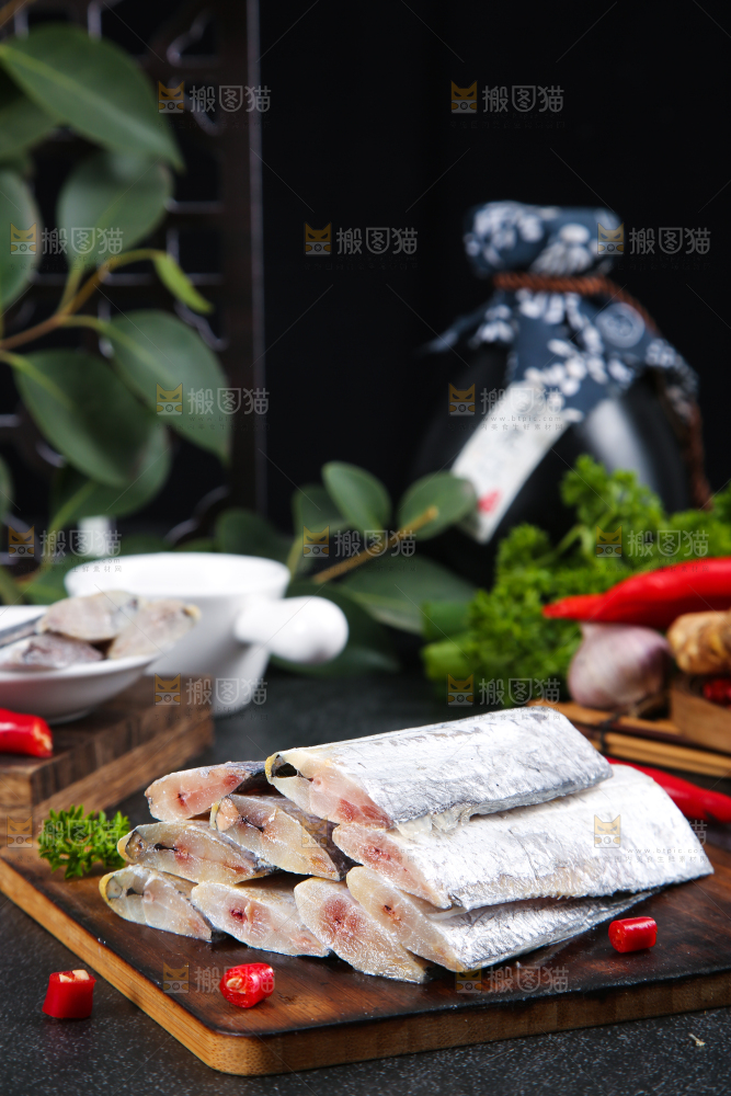 白底上的带鱼段