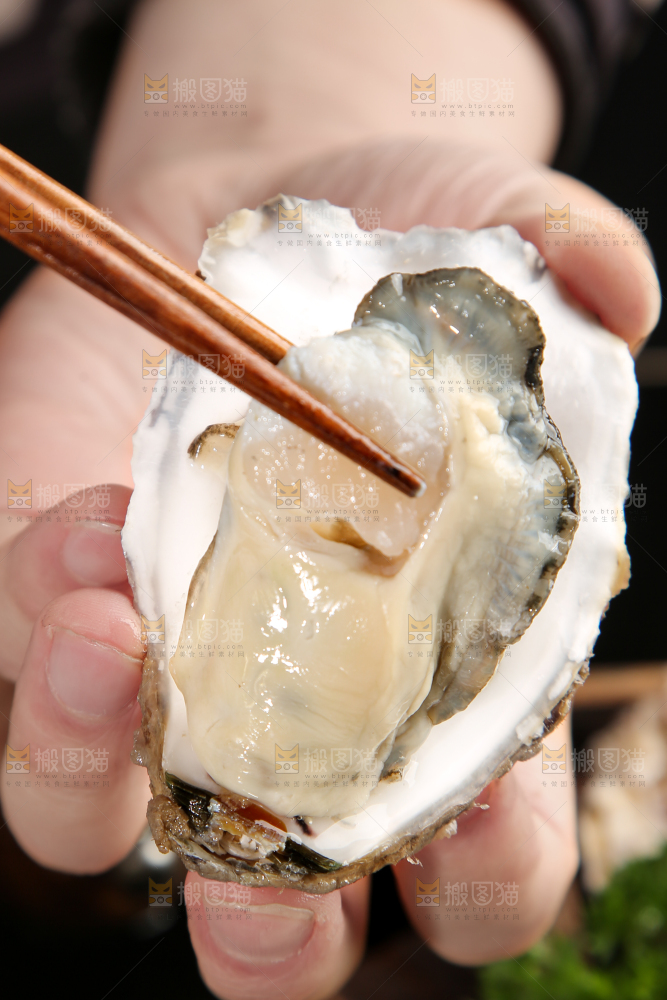 手拿生蚝