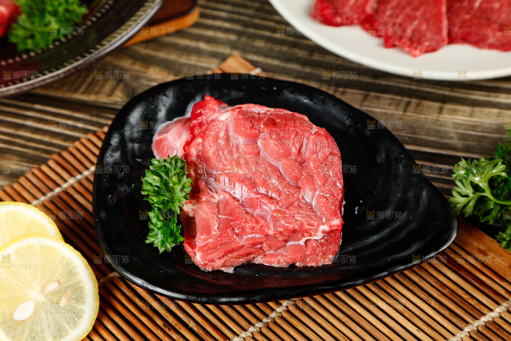木底上放着一盘牛肉