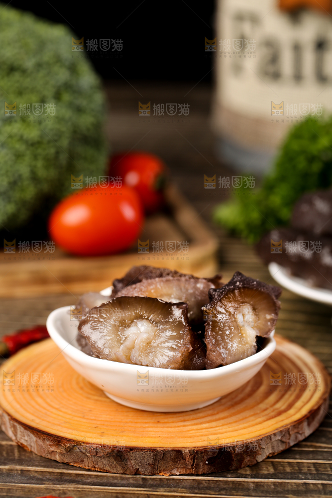 木底上放着一碗海参
