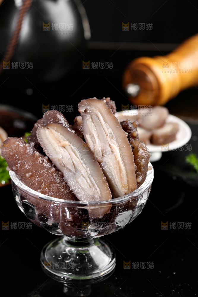 石板上放着一杯海参