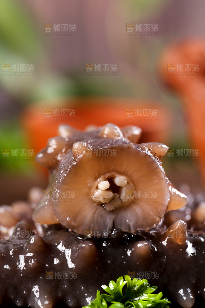 黑石板上放着切开的刺参
