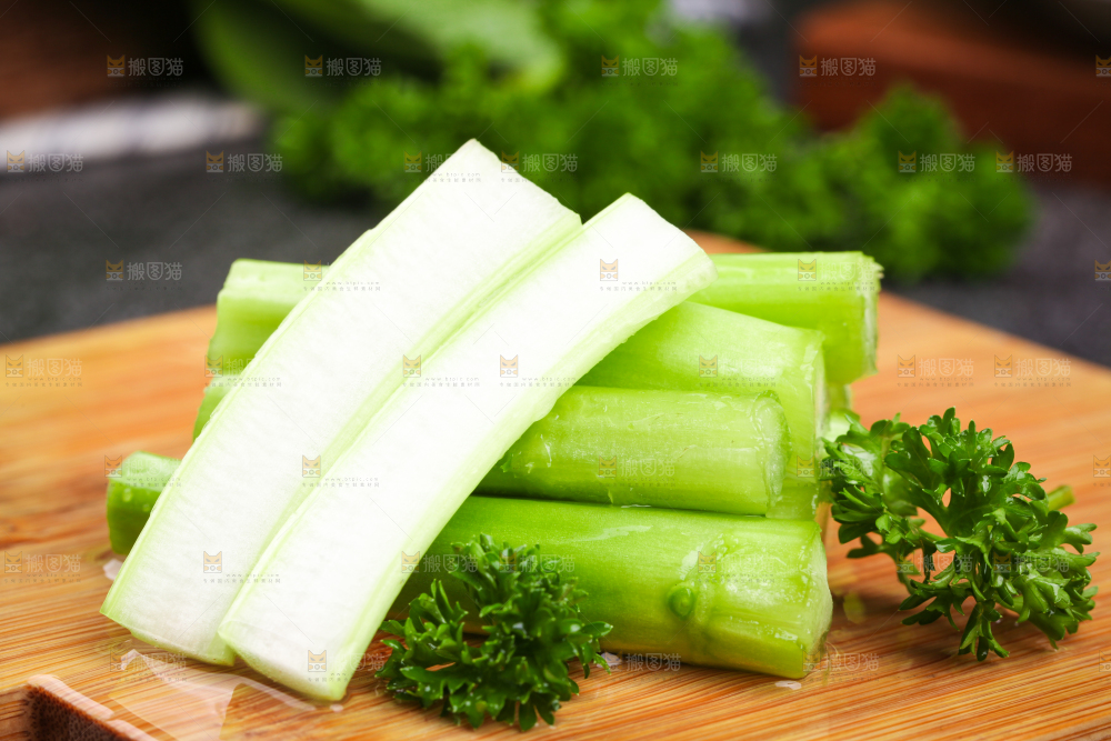 木板上放着菜苔