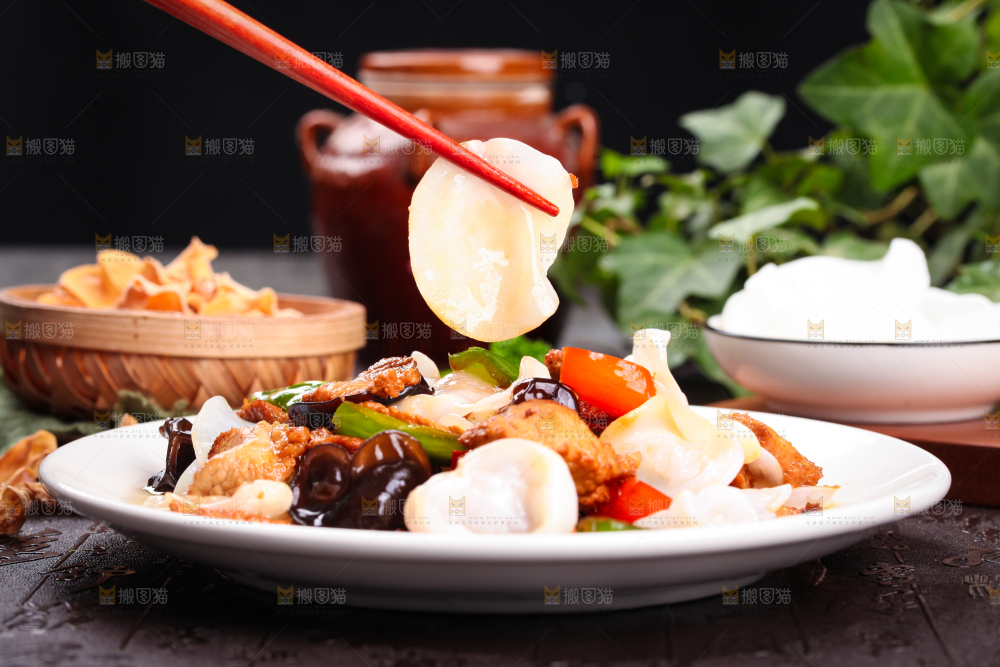 盘子里装着木耳炒肉