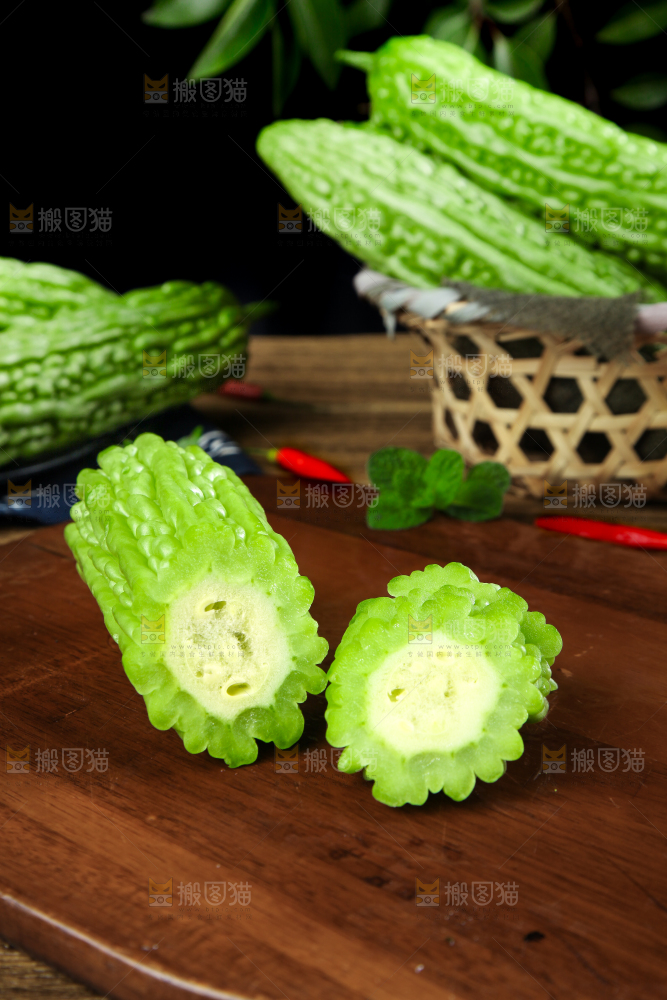 木底上放着凉瓜