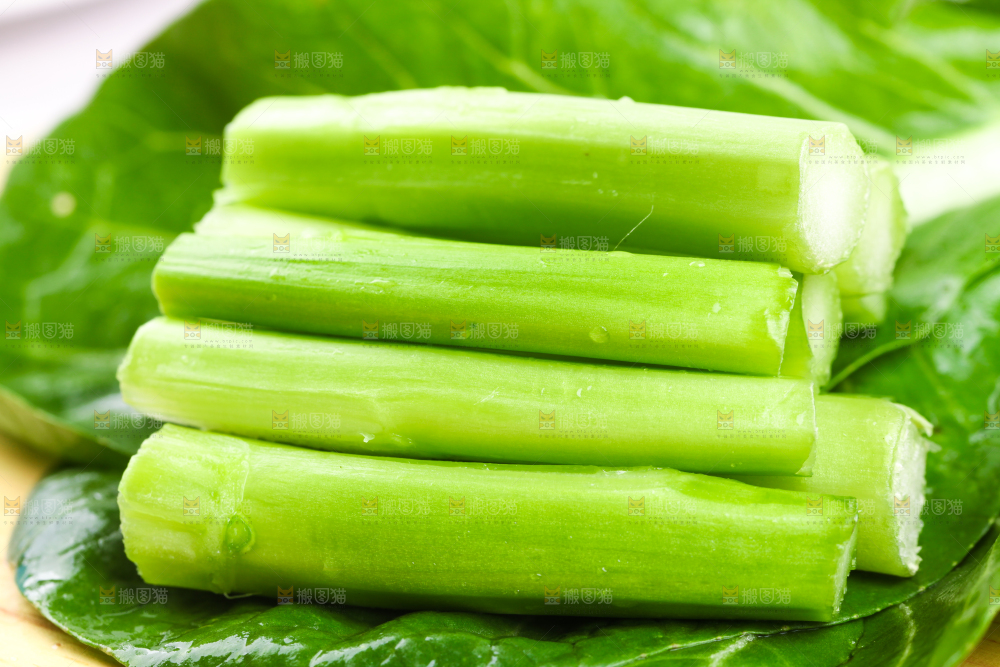 木板上放着菜苔