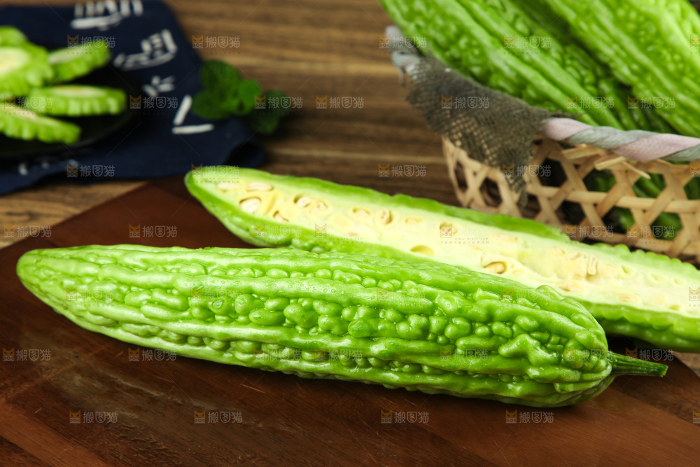 深底上摆放着苦瓜