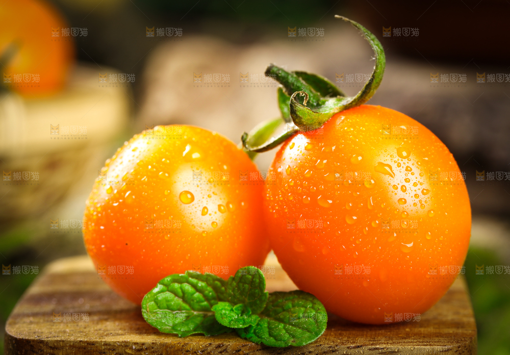 深底上放着黄色小番茄