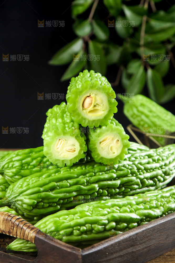 木盒子里放着苦瓜