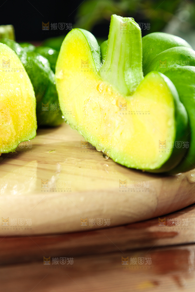 木底上摆放着小麦瓜