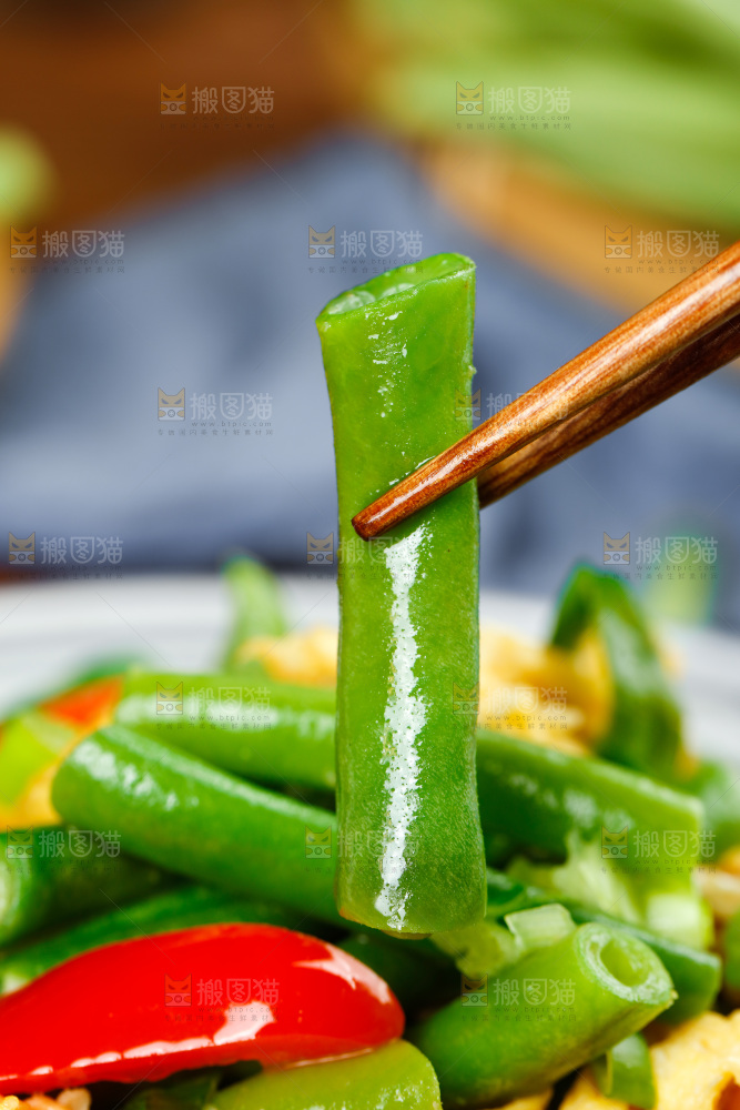 盘子里装着四季豆炒鸡蛋