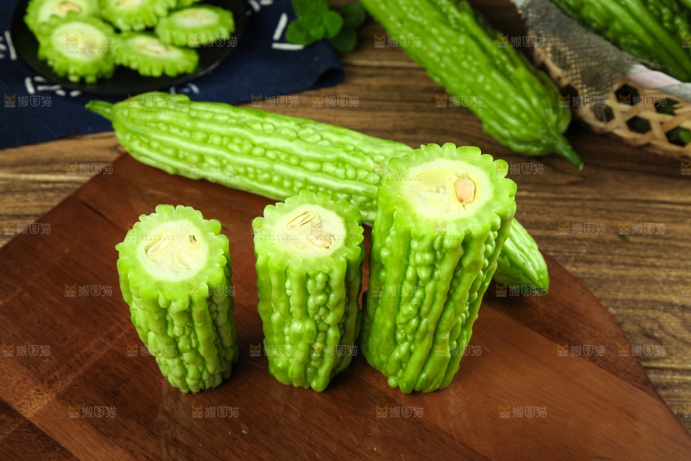 深底上摆放着苦瓜
