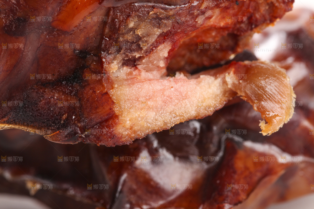 手里拿着鸡腿