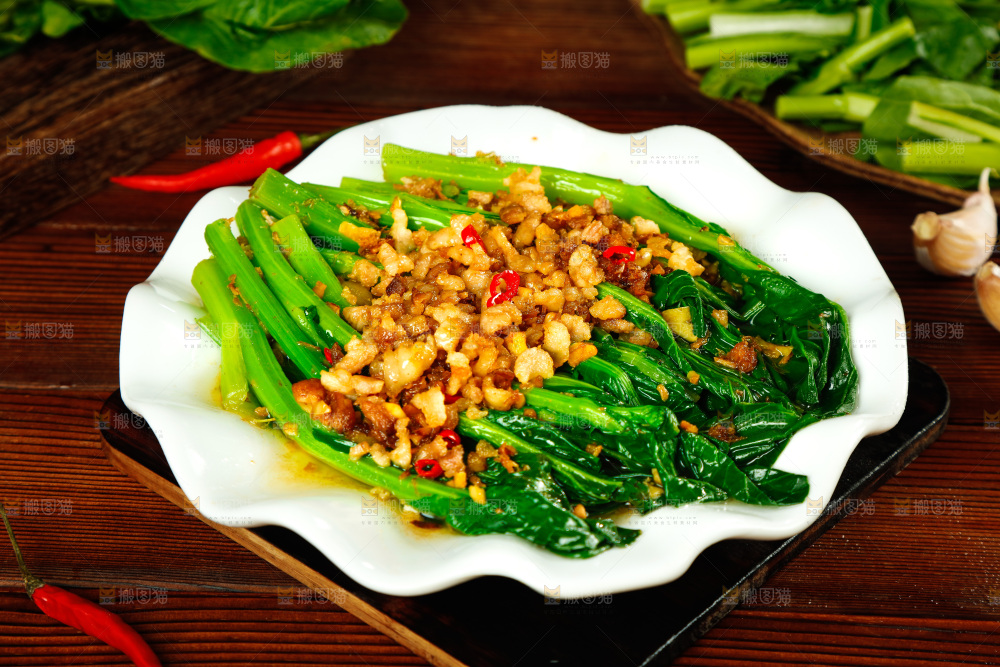 盘子里装着白灼广东菜心