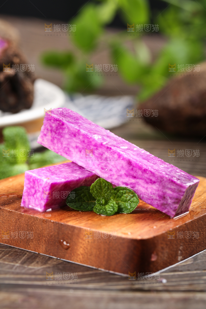 木板上放着紫山药