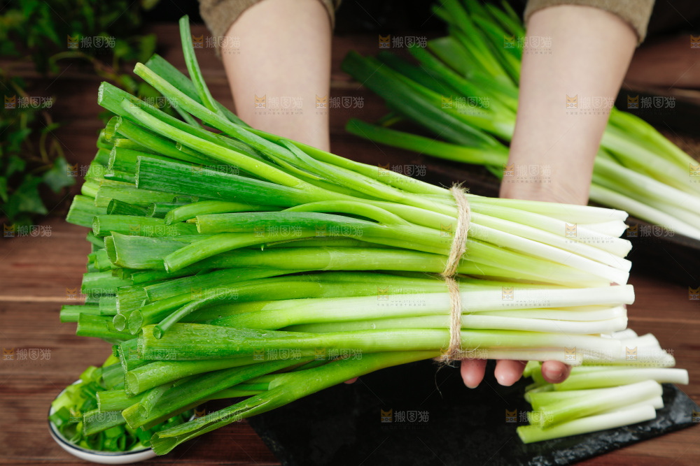 手里拿着小香葱