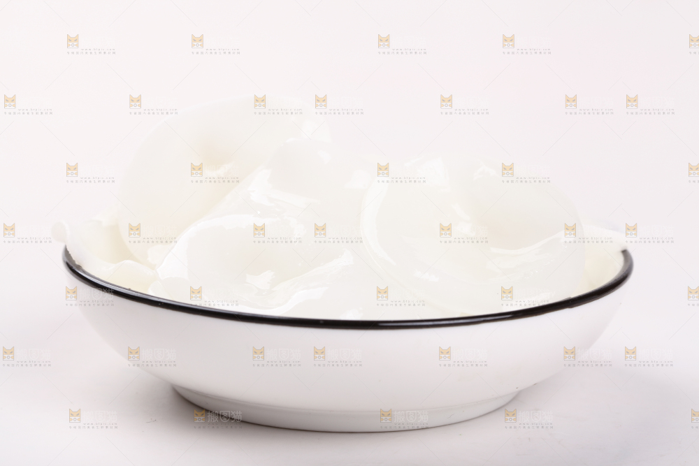 盘子里装着白木耳