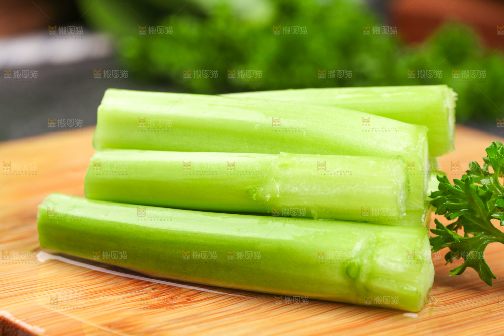 木板上放着菜苔