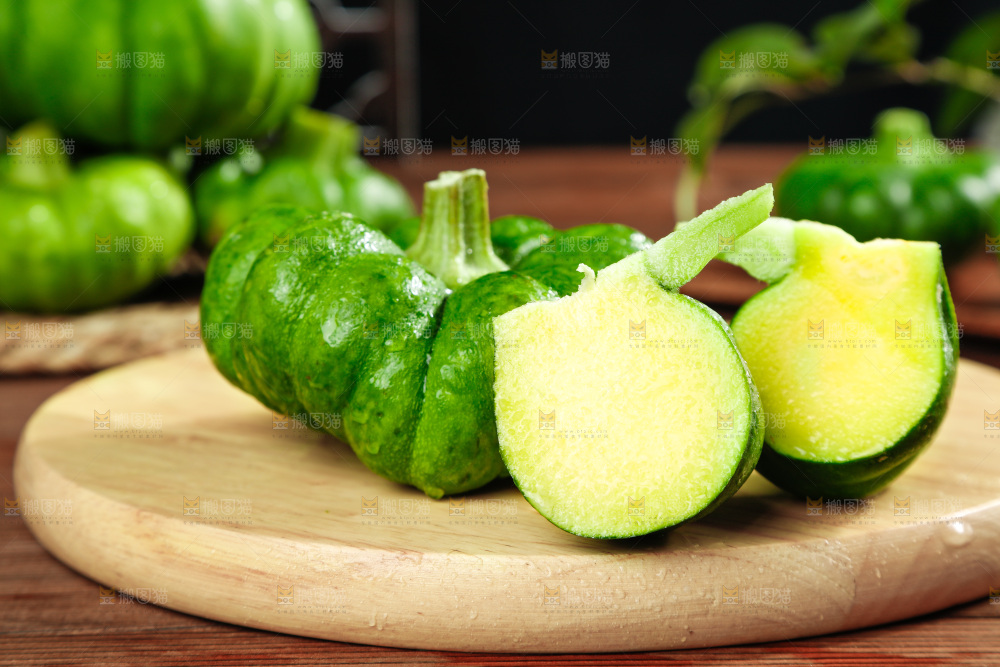 木底上摆放着小麦瓜