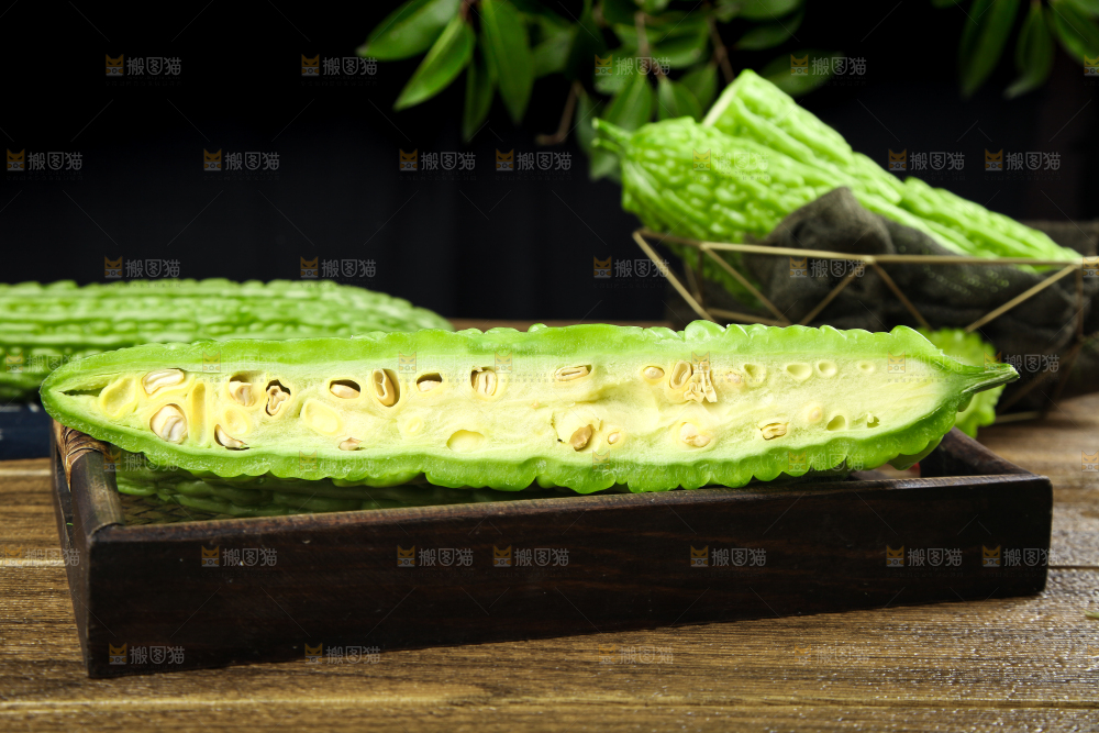 木盒子里放着苦瓜
