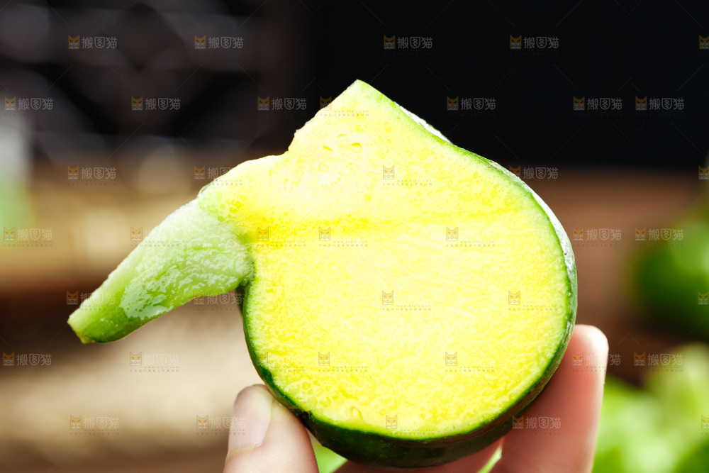 手里拿着小麦瓜