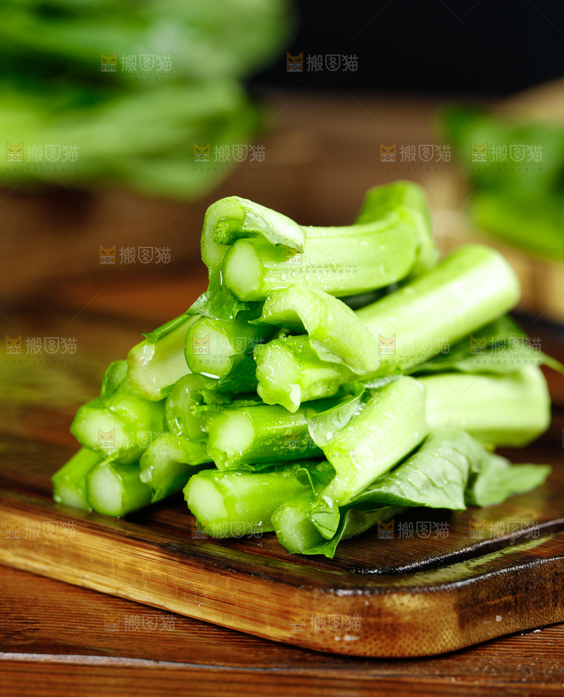 木板上放着广东菜心