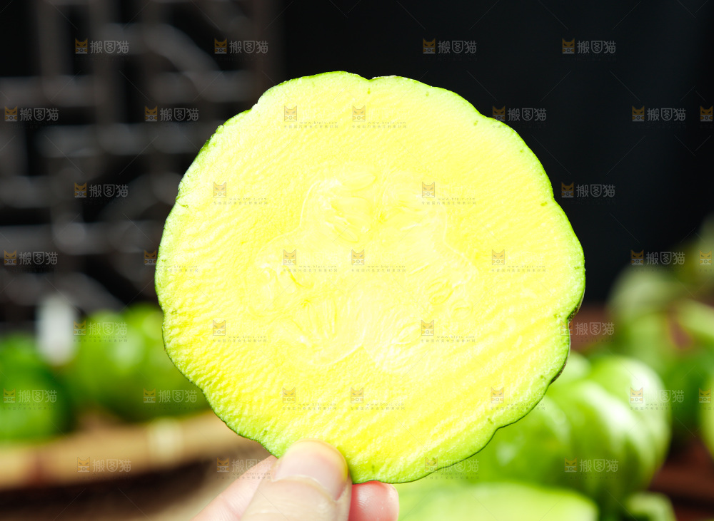 手里拿着小麦瓜
