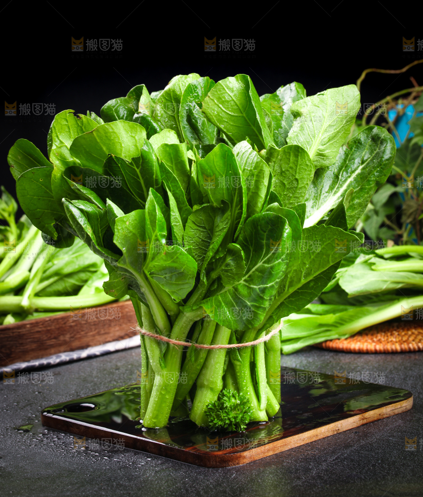 深底上摆放着菜苔