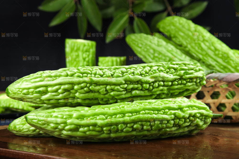 深底上摆放着苦瓜