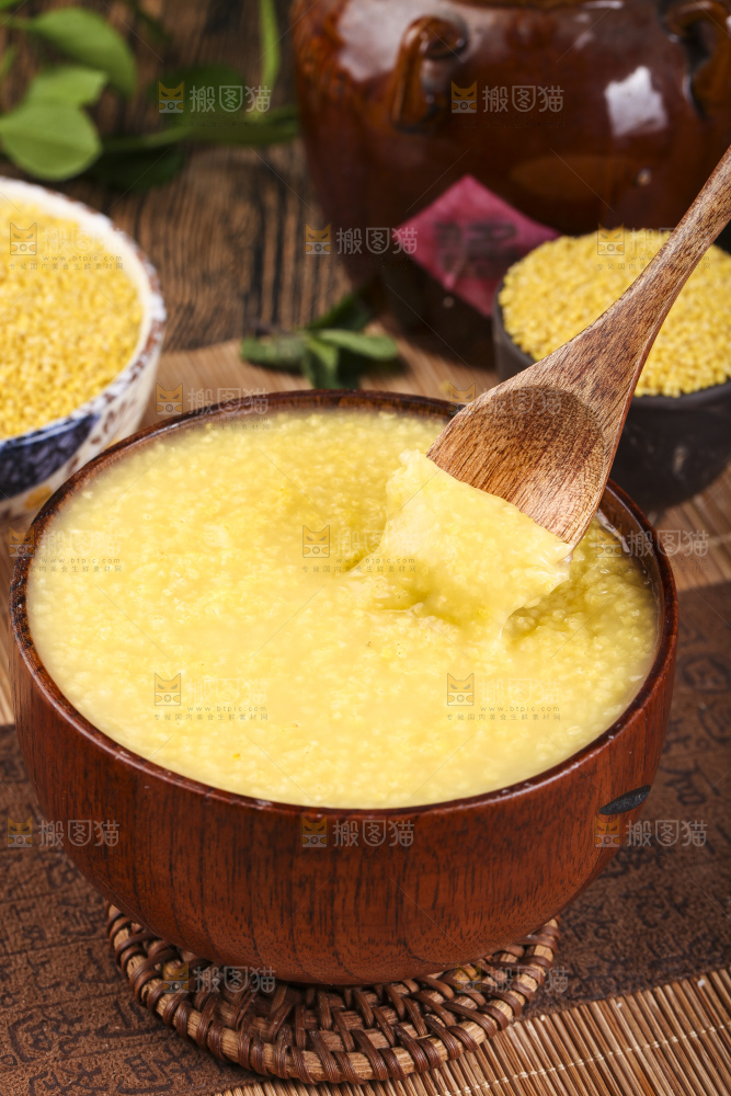 碗里装着小米粥