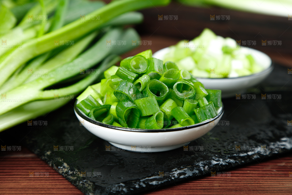 碟子里装着切碎的小葱