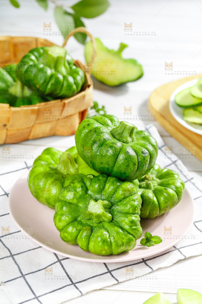 格子底上摆放着姜柄瓜