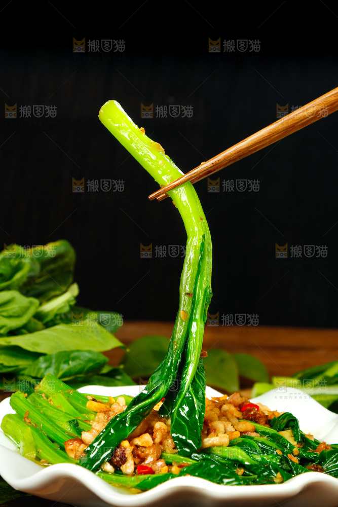 盘子里装着白灼广东菜心