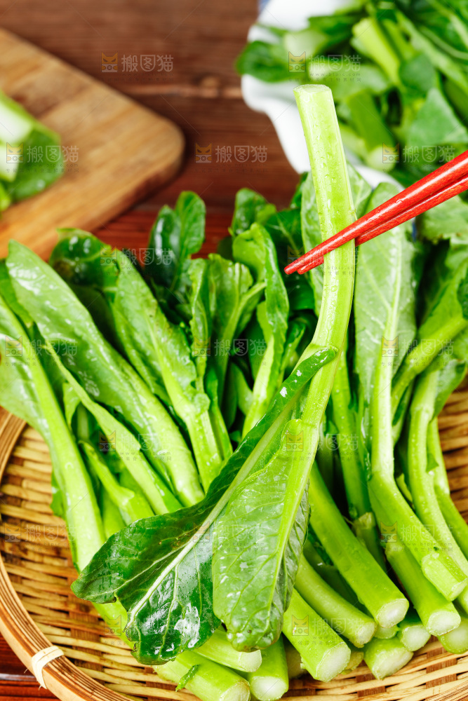 篮子里放着广东菜心