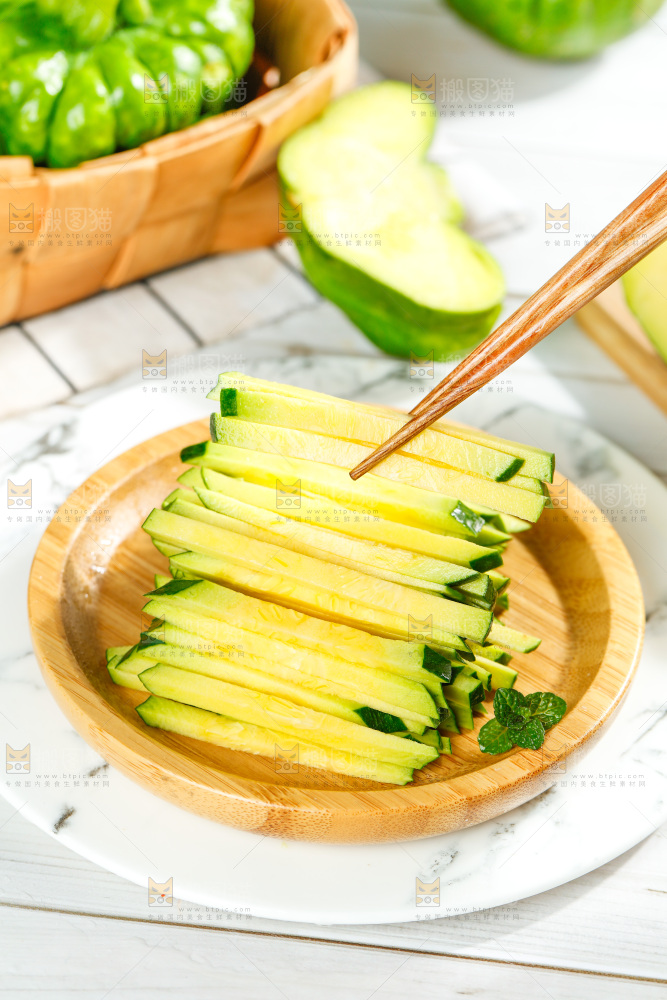 盘子里放着小麦瓜