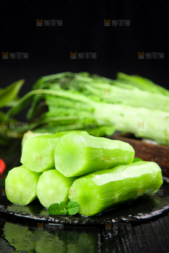 黑底上摆放着莴笋