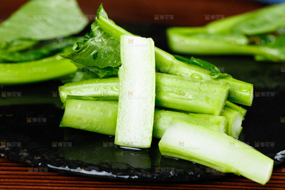 木板上放着广东菜心